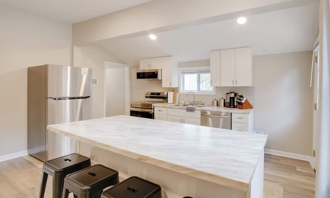 Bowling Green House | Walk to WKU, Bars & Dining! Updated Duplex Home