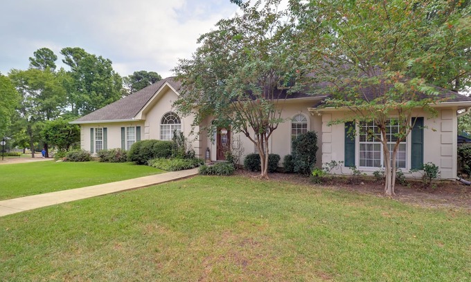 Ridgeland House | Spacious Suburban Home w/Pool Access in Ridgeland