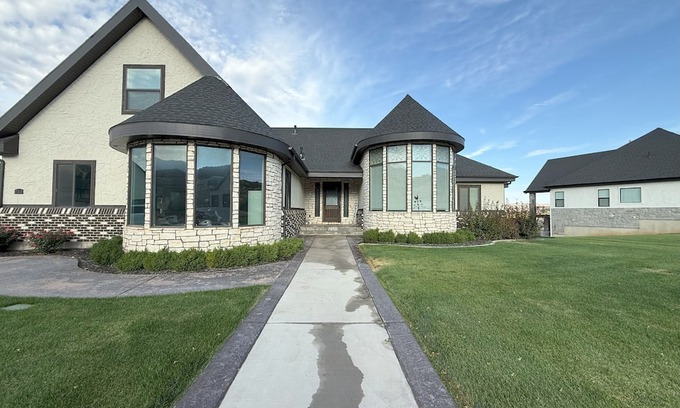 Nephi House | Charming 4-bed 3.5 bath house w/mountain views in Nephi - sleeps up to 10 guests