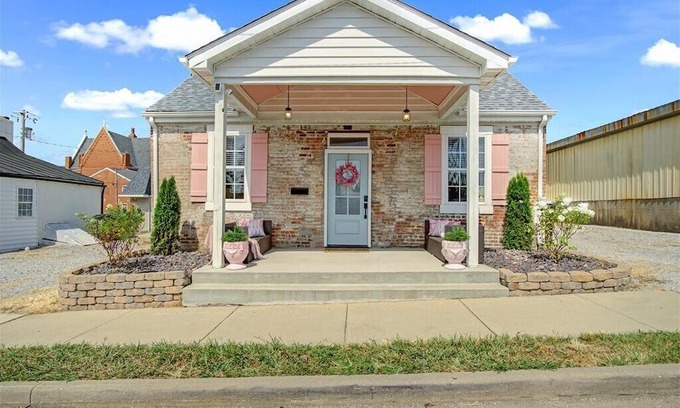 Waterloo Cottage | Charming 2-bedroom cottage with Patio in Waterloo