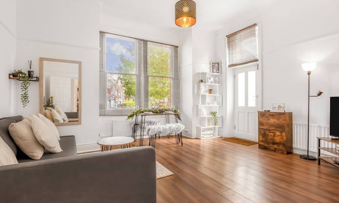 Croham Apartment | Stylish 1BR Flat|Terrace|Free Parking|Rail Station