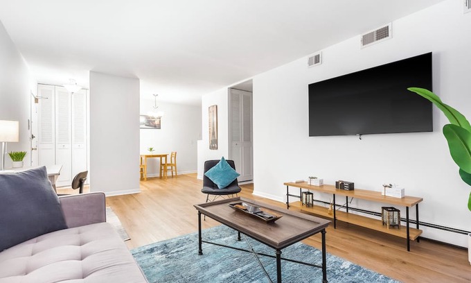 Lake View East Apartment | Pristine Lakeview l Boystown l Wrigley Haven l Beach