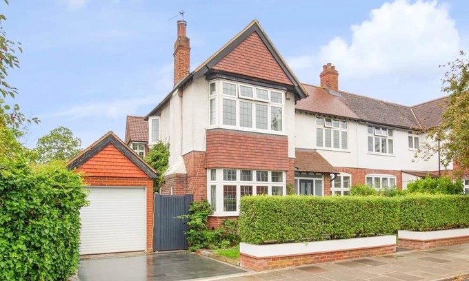 Richmond-upon-Thames House | Beautiful 4 Bed. Central Teddington
