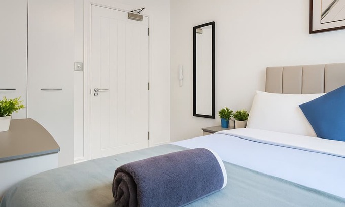 Wigan House | Contractor Friendly - Discounts, Group Stays, Families, Free Wi-Fi, Free Parking