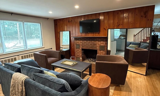 Stony Brook House | Stylish 4BR house near Stony Brook University & Hospital