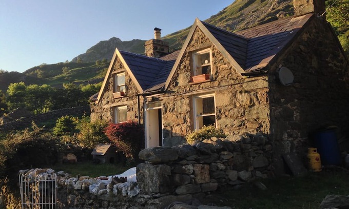 Llanberis Cottage | 19th century Snowdonia Mountain Cottage Peaceful & Tranquil (Pet Friendly)