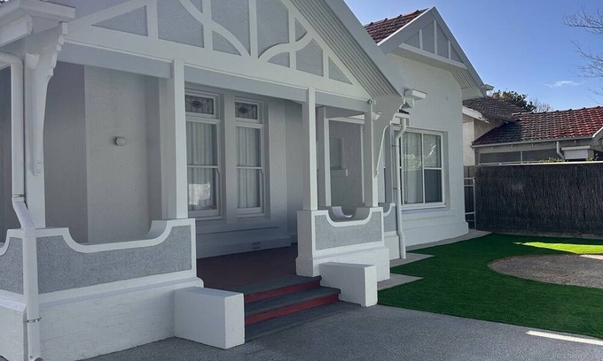 Henley Beach House | Luxe Beach Bungalow Henley 4BR Walk to the Beach. Fire pit, Games room and BBQ