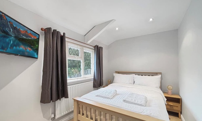 Grantham Cottage | Sleeps 6, lovely 3-bedroom cottage in Harlaxton Village