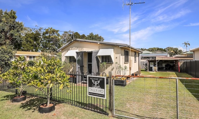 Amity Point House | Tally-Ho is a beach shack positioned centrally in Amity Point.
