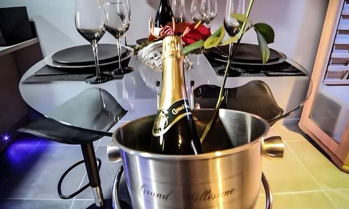 Saint-Julien-sur-Garonne Apartment | Apartment 'Love Room De Luxe Lovalcove'