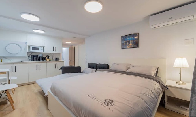 Cote-Des-Neiges—Notre-Dame-De-Grace Apartment | Modern Studio w/Patio&BBQ|Parking