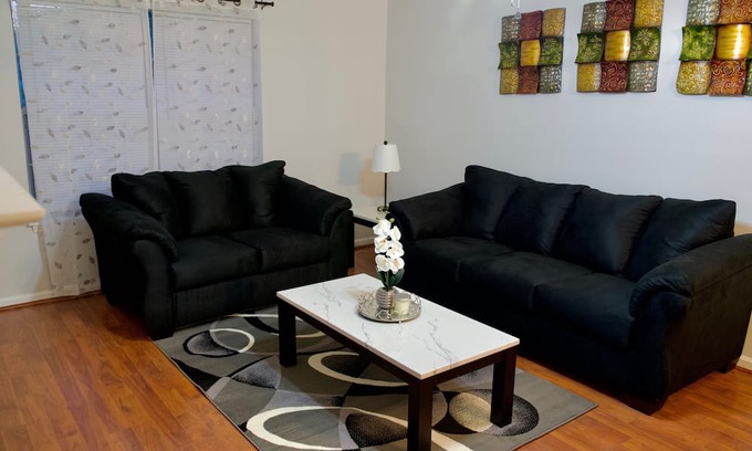 Greenville Apartment | Charming 2-bedroom apartment with Great central location in Greenville
