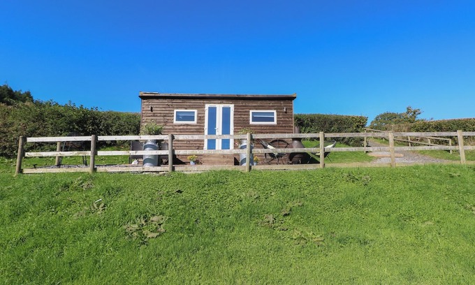 Llanedy Cottage | SYCHNANT FARM RETREAT, with a garden in Pontarddulais
