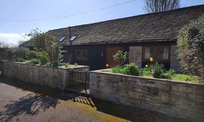 Alcester Cottage | The Milking Parlour - Cottage within farm grounds