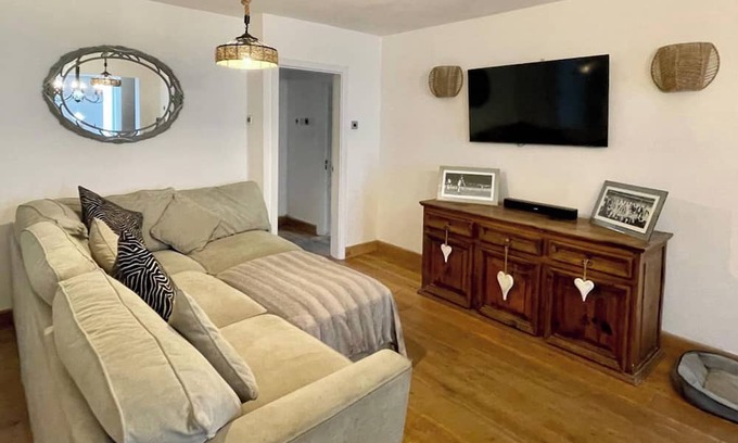 Trafford House | 4 Bedroom House, Sleeps 8- Hot Tub, Pets, Parking