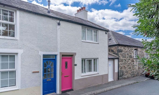 Bangor Cottage | Dolfor - sleeps 6 guests in 3 bedrooms