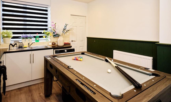 Wyken House | CosyHome | NearCityCentre | sleeps 8 | Pool Table