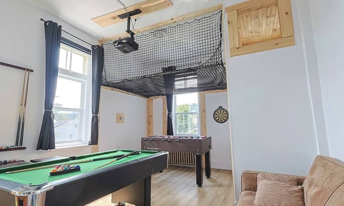 Beaupre House | Royale 1918–6bdr, game room, net, pool & more