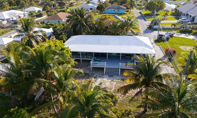 Spanish Wells House | Steps to Beach- Kayaks, Paddleboards, Bikes!