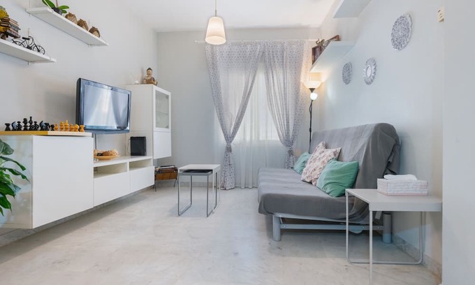 Sevilla Este Apartment | Apartment 'Los Milanos' with Shared Garden, Wi-Fi and Air Conditioning