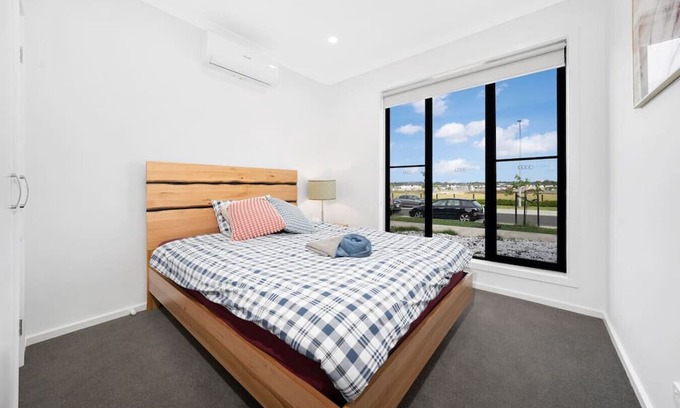 Melbourne House | "Brand New", Spacious, Breezy Comfy, Luxury Home !