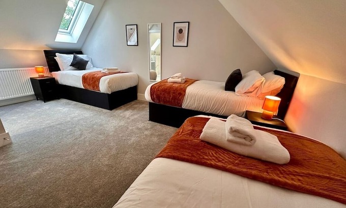 Telford House | Stunning 4 Bedroom| Sleeps 8| Centre Of Telford