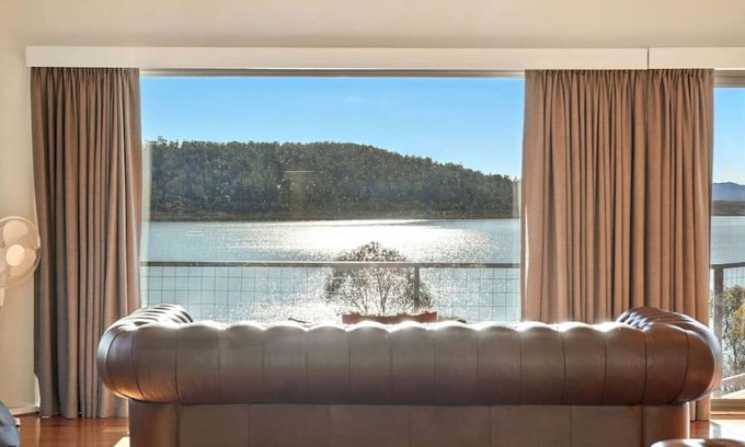Miena Apartment | Lakeside Retreat, Miena