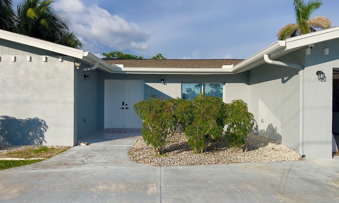 Caloosahatchee Villa | 3-bedroom villa in pleasant Cape Coral. Direct Gulf Access