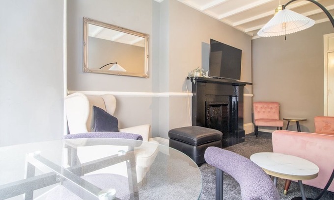 Glasgow Westend Apartment | Pass the Keys | Cosy in Fabulous West End