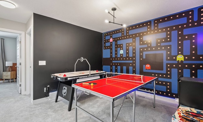 Calgary House | Cowboy Chalet SE, AC, Games, King Bed, 20 min to Down Town