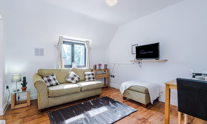 Golborne House | Chic Warrington House with Parking | Full Equipped