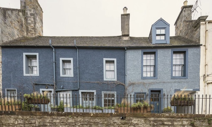 South Queensferry House | Historic 1600s townhouse in South Queensferry with Forth Bridge views and easy Edinburgh access.
