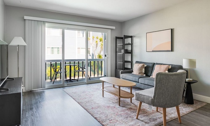 Alameda Apartment | Blueground | Alameda, pool, nr Alameda Beach