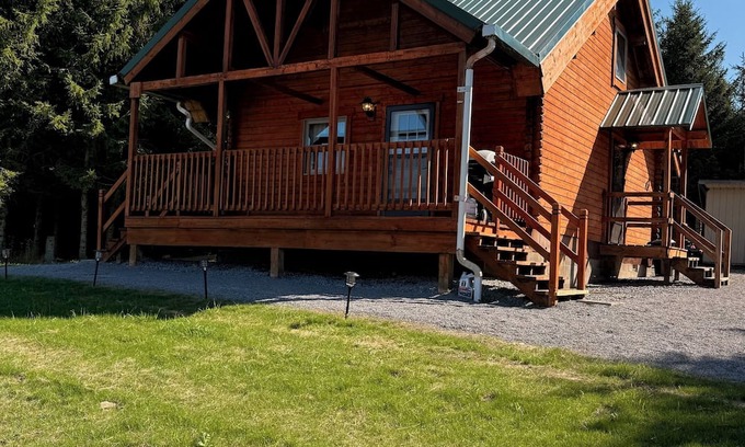 Delevan Cabin | Quiet Secluded Hilltop Log Cabin on a Gravel Road