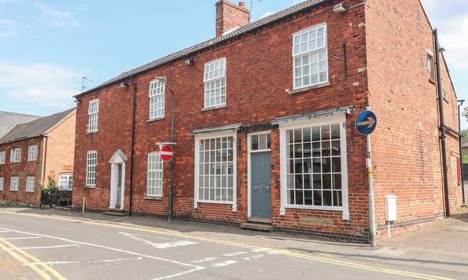 Castle Donington Cottage | HAMBLETON HOUSE, pet friendly, with hot tub in Castle Donington