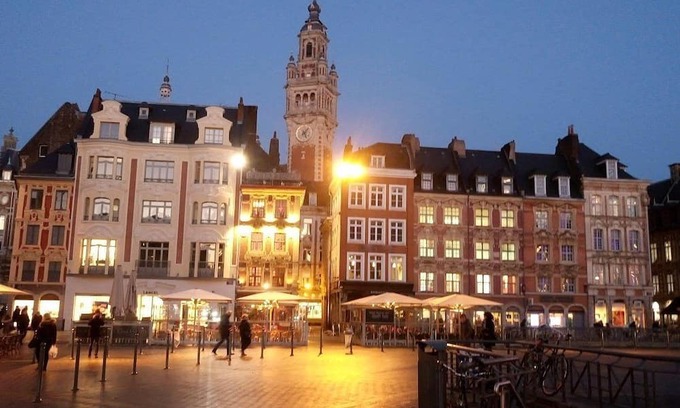 La Bassee House | House center