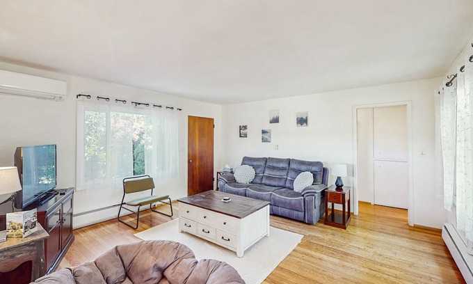 Thurston House | Charming dog-friendly house and separate studio w/ grill, WIFI, washer and dryer