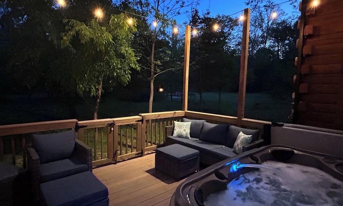 Yorkville Cabin | Pickleball Getaway, Corn Hole, Fire Pit, Hot Tub, Relaxing in Nature, Watch Deer