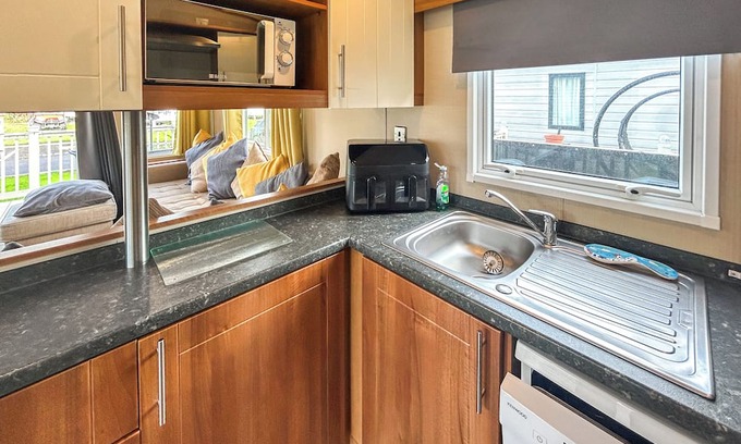 Burnham-on-Sea Apartment | Spacious caravan sleeps six, with private decking and master ensuite.