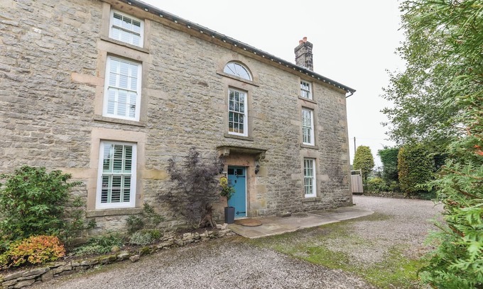 Cauldon Low House | Calton Moor House is a beautiful four-bedroom detached holiday home in the heart of the Peak District, offering space, comfort and stunning gardens to relax in after a day of exploring the countryside.