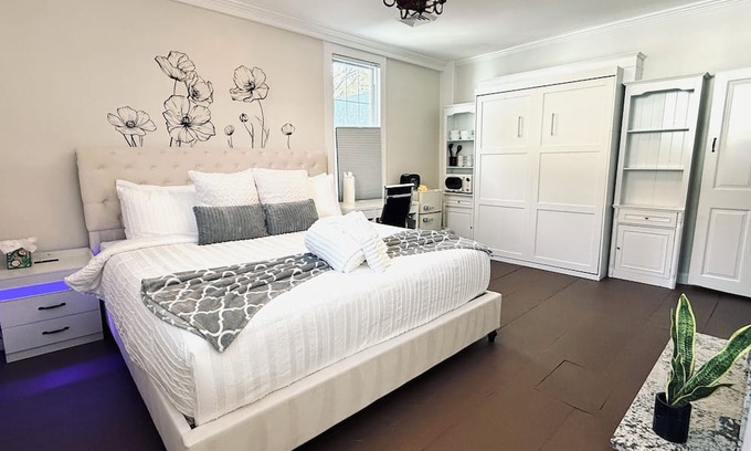 Exeter Apartment | Liz Room in downtown Exeter next to PEA