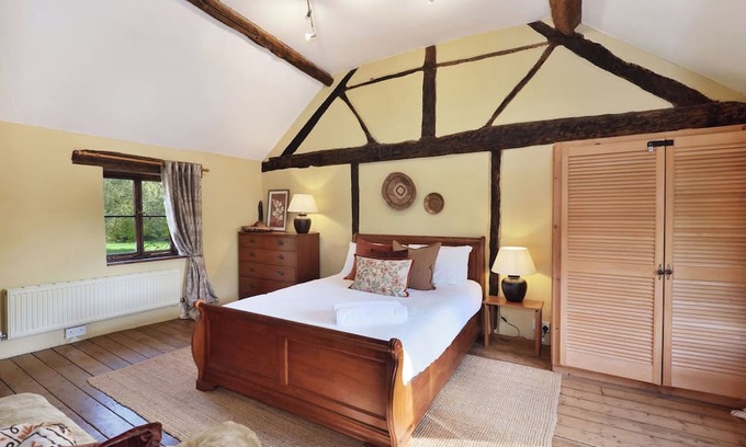 Little Cowarne House | Peaceful Rural Escape for 11 Fires, BBQ, Pet Friendly Large Kitchen Great for Multi-Generational Families