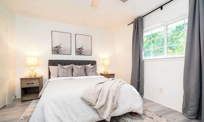 Longview House | Stylish 5-Star Longview Stay: 3BR, Game Room & Smart TVs for 6–8 Guests