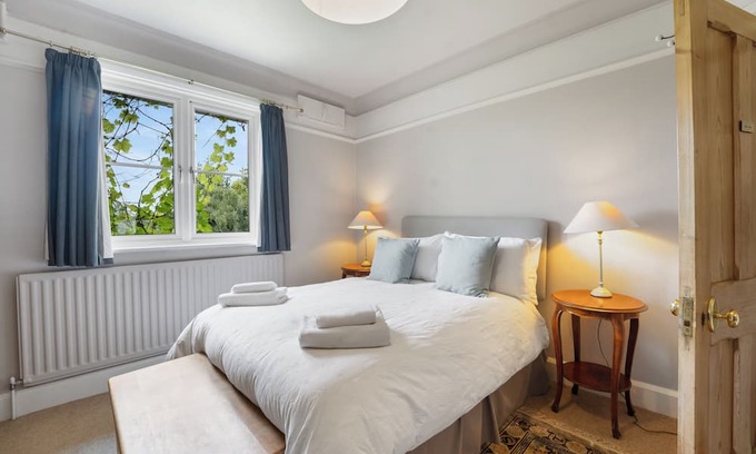 Pett Bottom House | 4 bedroom beautiful family home with gardens, sutible for families and pets!