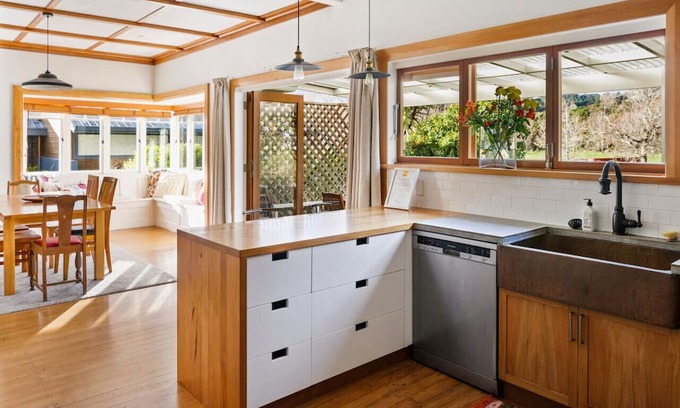 Gisborne House | 600m to CBD Riverfront Home
