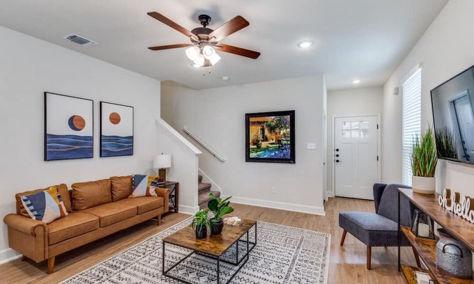 San Antonio House | Amazing 3 Bed 2 Bath Walk to Everything 6 Flags is Minutes Away