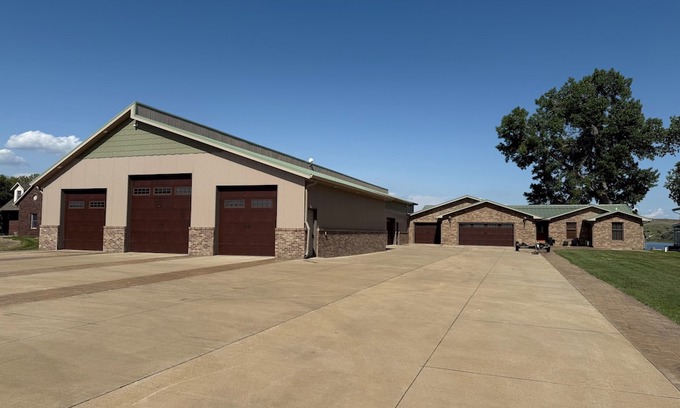 Pierre House | Gorgeous 6-bedroom, 5 bath house with magnificent view of the river in Ft Pierre