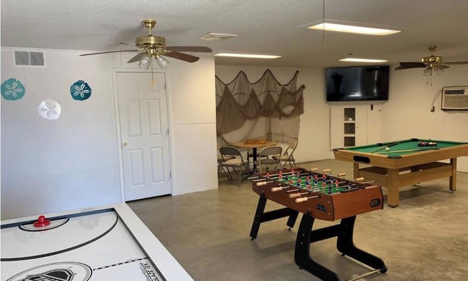 Cape Charles House | "Meant to Be” 4BR Family Retreat w/Game Room & Fire Pit 5 Min to Beach/Parks