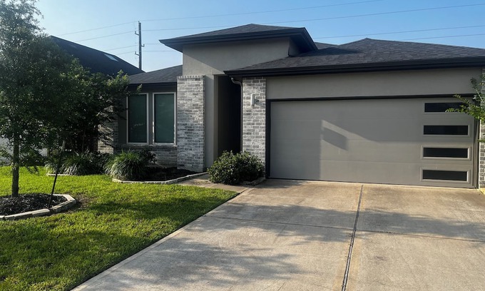 Katy House | Charming 3-bedroom house with Pool, WiFi and AC in delightful Katy