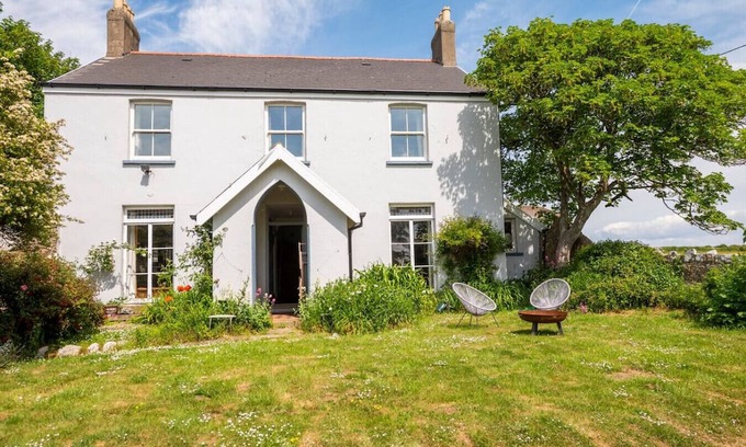Southerndown Cottage | Boho Family Escape near Dunraven Bay with Sea View